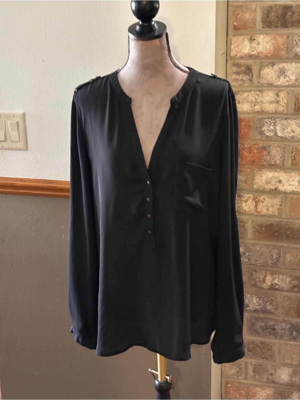 Kenneth Cole Reaction Black Long-Sleeve V-Neck Button Blouse